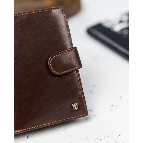 Skórzany portfel męski brązowy pionowy z zapięciem