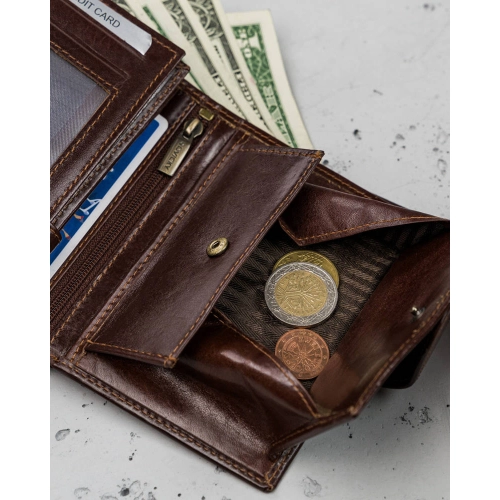 Skórzany portfel męski brązowy pionowy z zapięciem