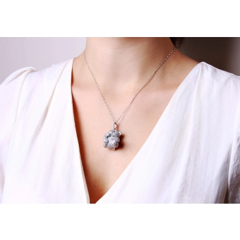 Wisiorek niedźwiadek z brylantami, złoto 18k, elegancki